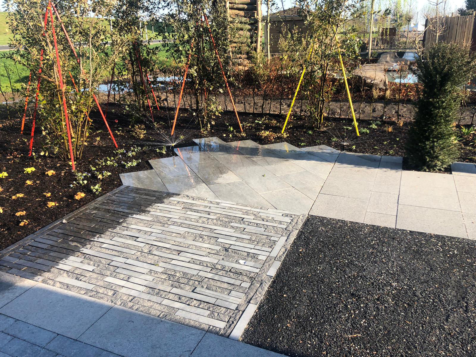 Gärten von Kreuz Garten- und Landschaftsbau, LHG Gärten und Stanka Landschaftsarchitektur finden sich am gesamten Niederrhein, Krefeld, Kempen, Nettetal, Viersen, Duisburg, Kerken, Issum, Rheinberg, Alpen, Moers, Rheinhausen, Duisburg, Mülheim, Meerbusch, Schwalmtal, Grefrath, Tönisvorst, Hüls, Kaarst, Neuss, Duisburg, sowie Düsseldorf und Mettmann.